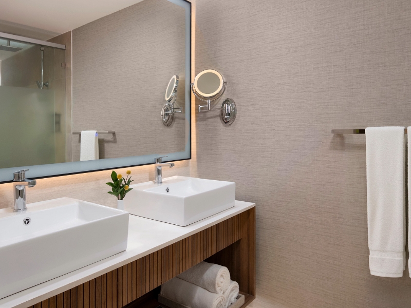 Vantage Club Deluxe Garden Swimout Coffee King Bathroom