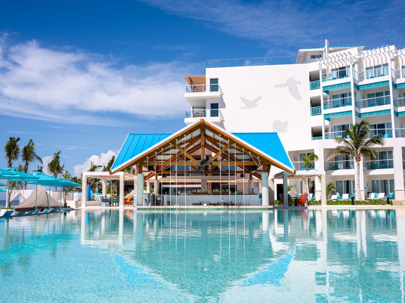 5 O clock Swim Up Bar