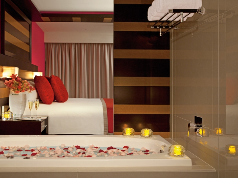 Deluxe Suite Bathtub