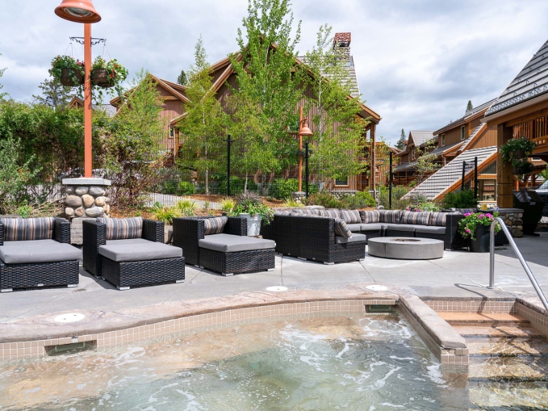 Pool Lounge