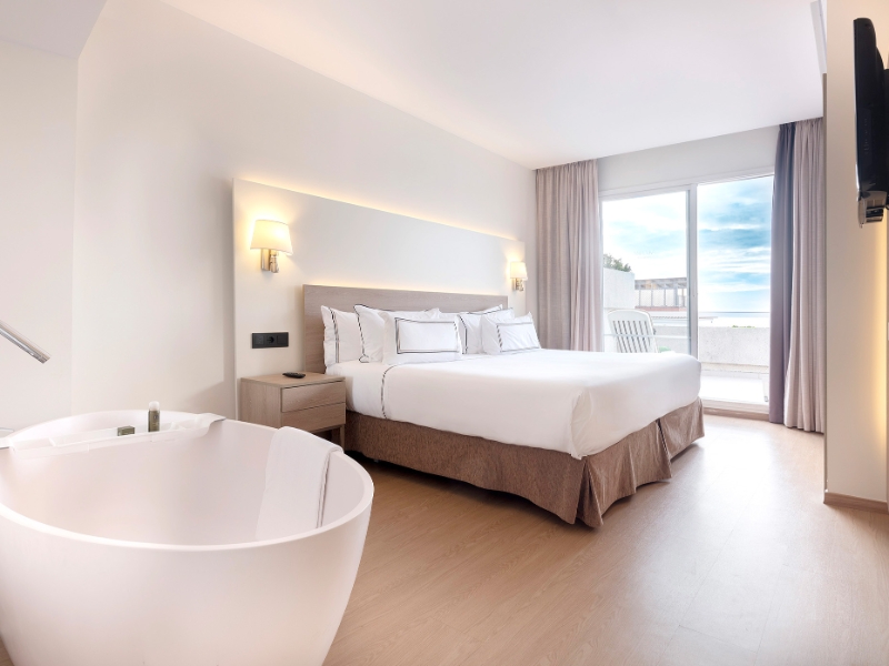 Junior Suite with Bathtub in Room Two Units