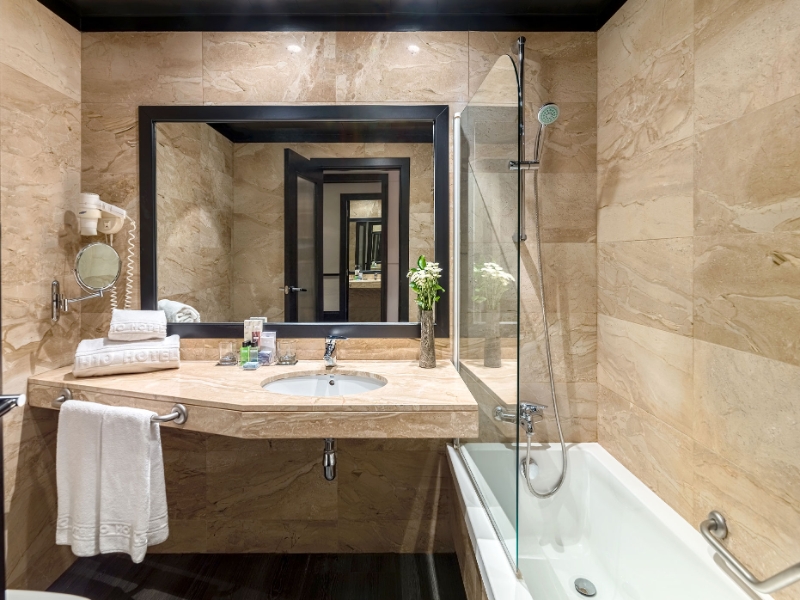 Bathroom Deluxe Double Room