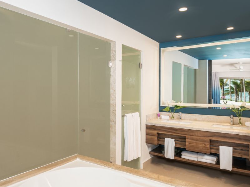 Junior Suites Bathroom