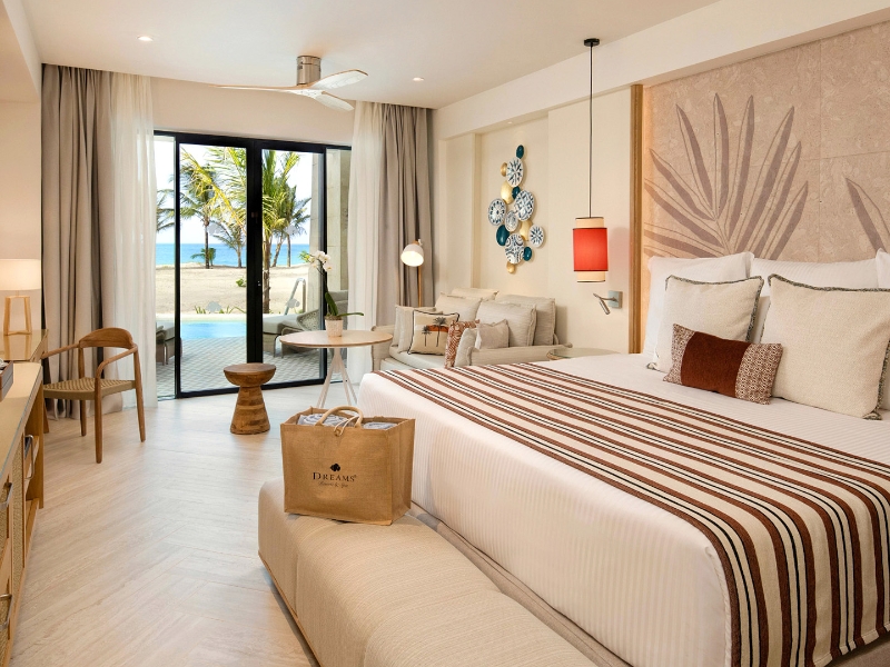 Junior Suite OceanFront SwimOut KING