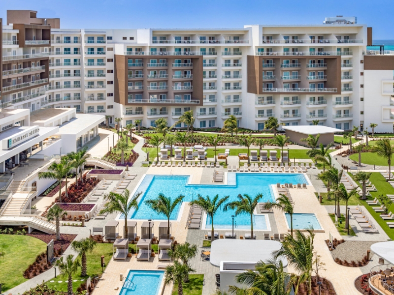 Vue sur le complexe et la piscine Embassy Suites by Hilton Aruba Resort