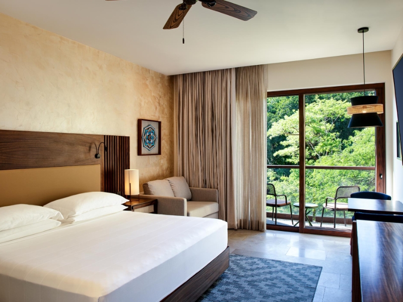 King Guest Room Jungle View