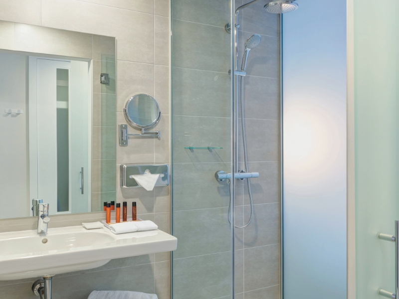 Deluxe Room Bathroom