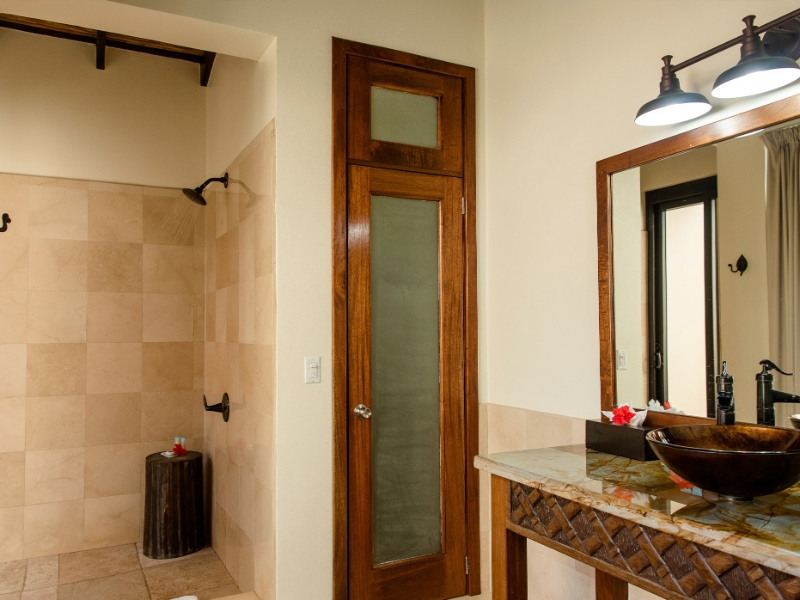 Deluxe Suite Bathroom