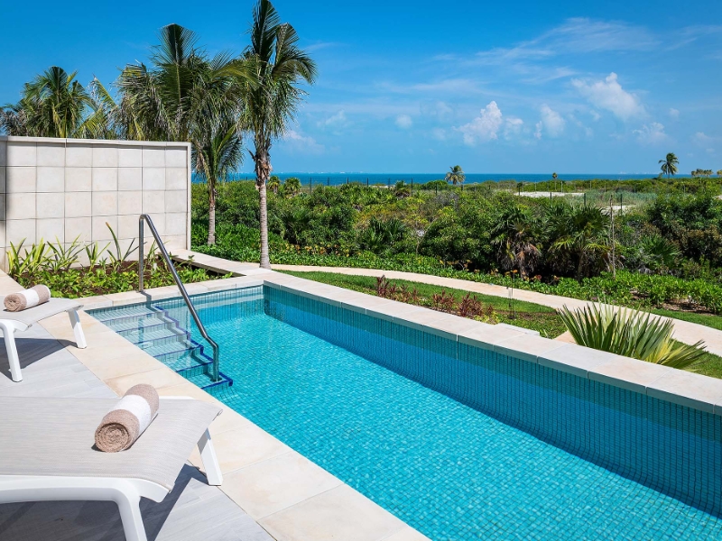 Privileged Romance Deluxe Swim Up