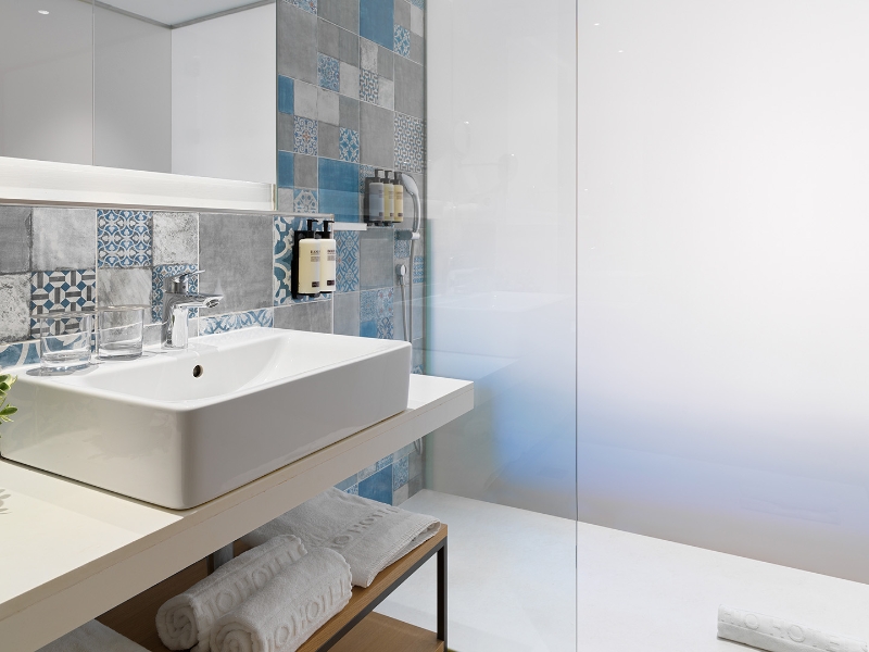 Superior Room Street View Bathroom