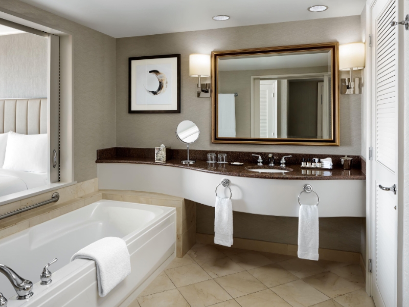 Deluxe Queen Bath