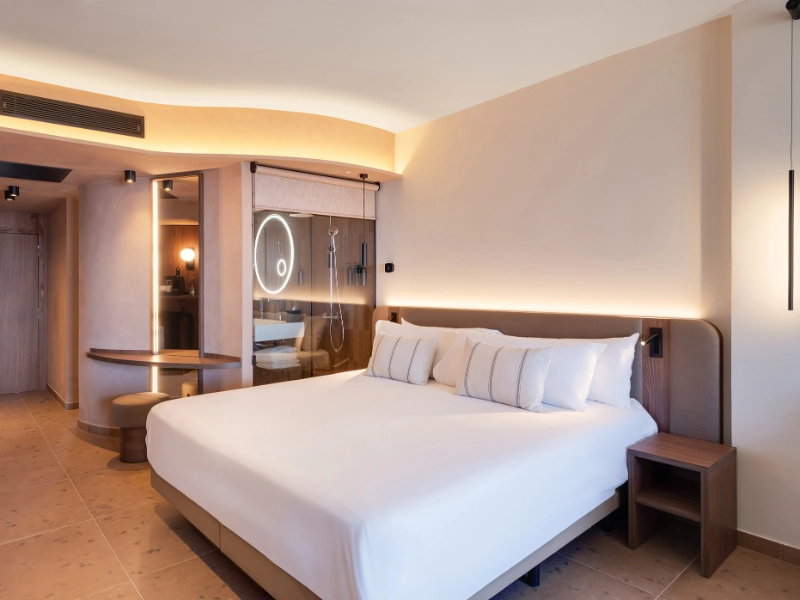Junior Suite The Club Partial Sea View King Room