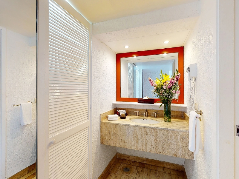 Deluxe nature view bathroom