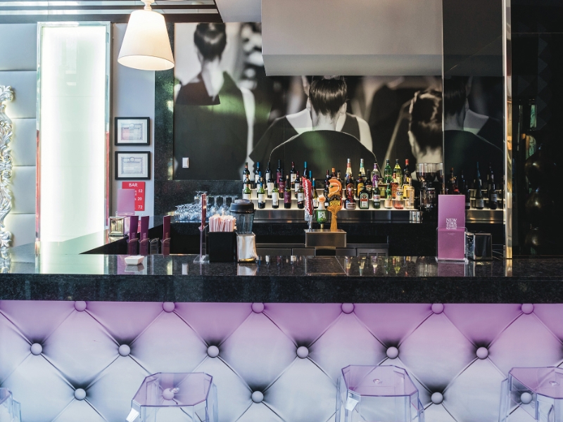 Fashion bar