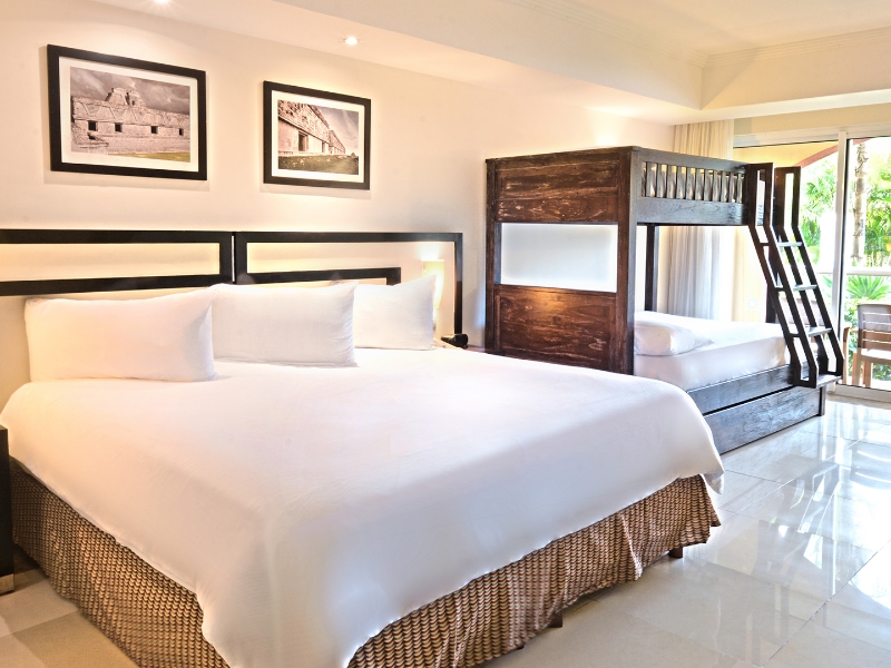 Family King Jr Suite