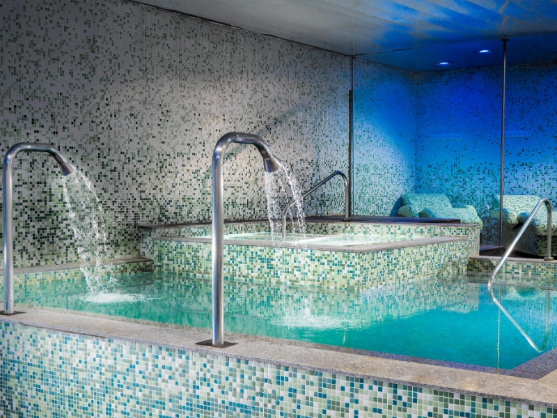 Hot Water Pool with Swan and Side Jets Despacio Spa Centre