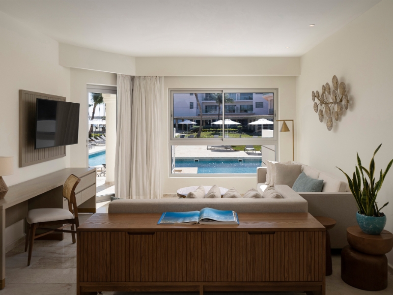 Nikte Master Suite Swim Up Living Area
