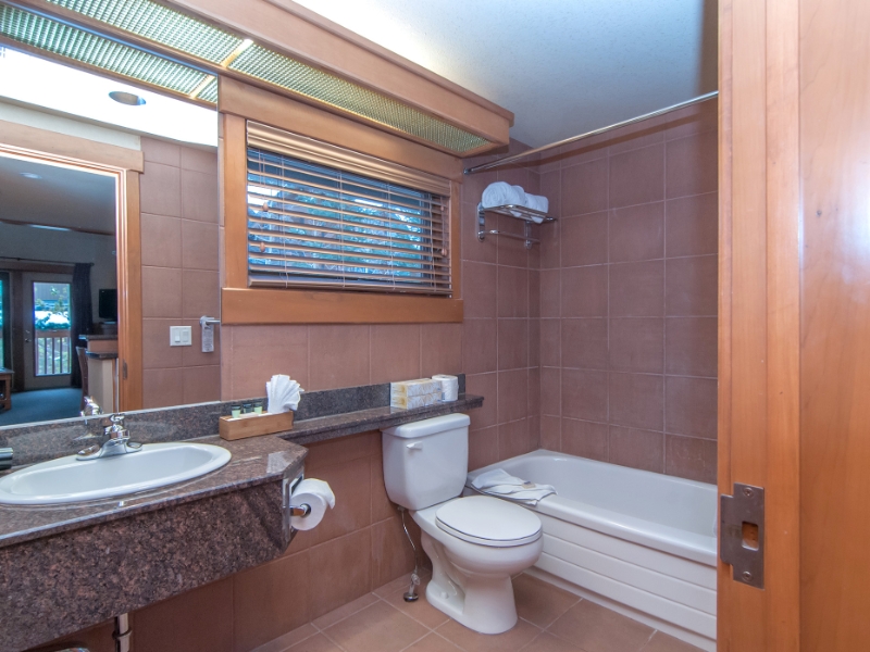 Premier Two Bedroom 4Queens Bathroom