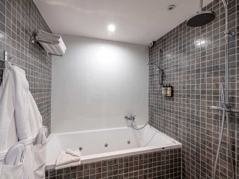 Suite Room Bathroom