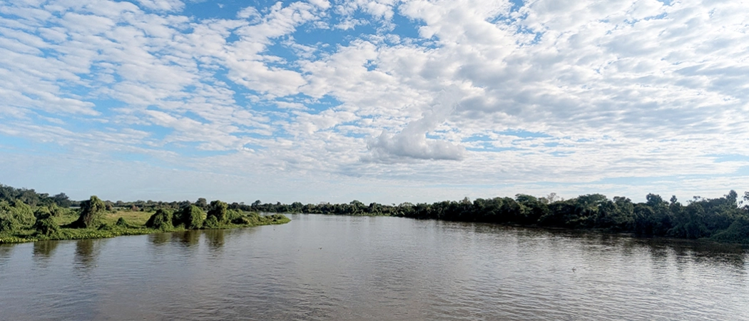 Un paysage époustouflant en naviguant sur la rivière Cuiaba