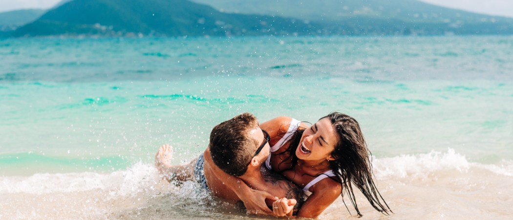 Couple au bord de la plage dans le sable