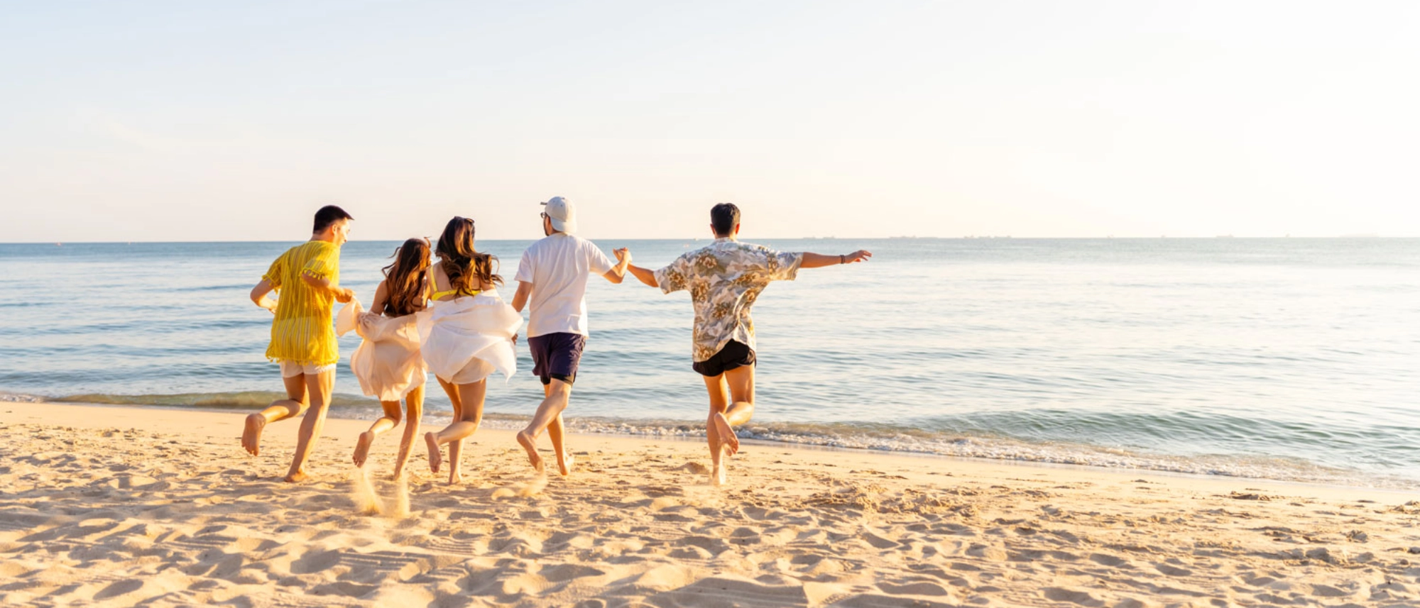 Groupe d'amis courant sur la plage