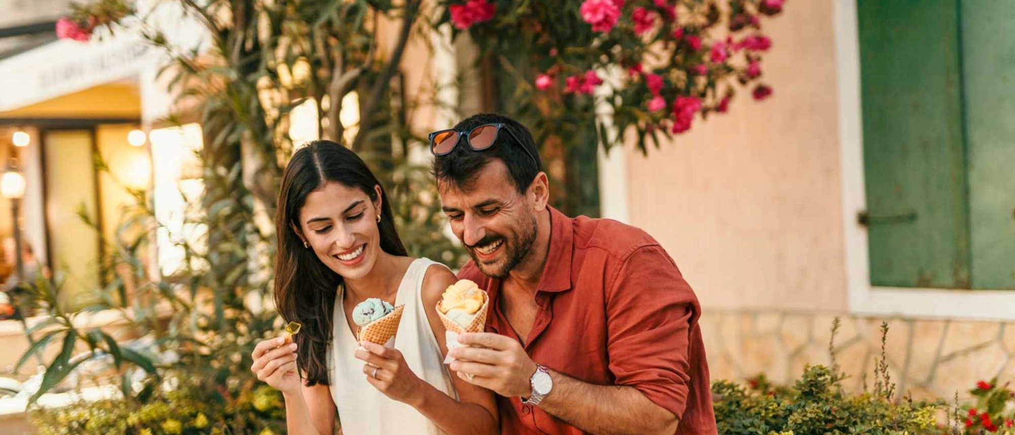 Jeune couple en vacances dégustant une glace