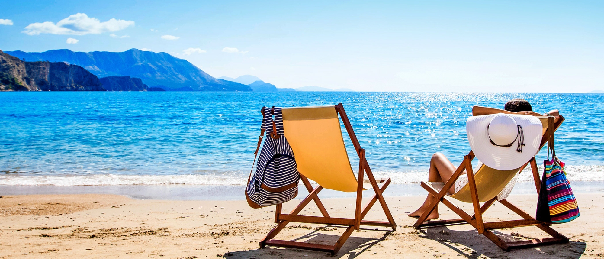 Femme sur chaise de plage